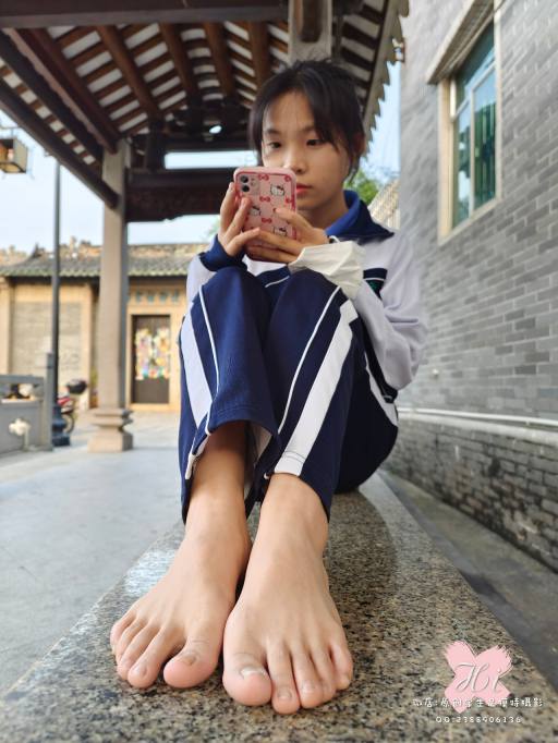 图片[4]-【免费】专心致志玩手机的女孩【42P】20028-七七街拍