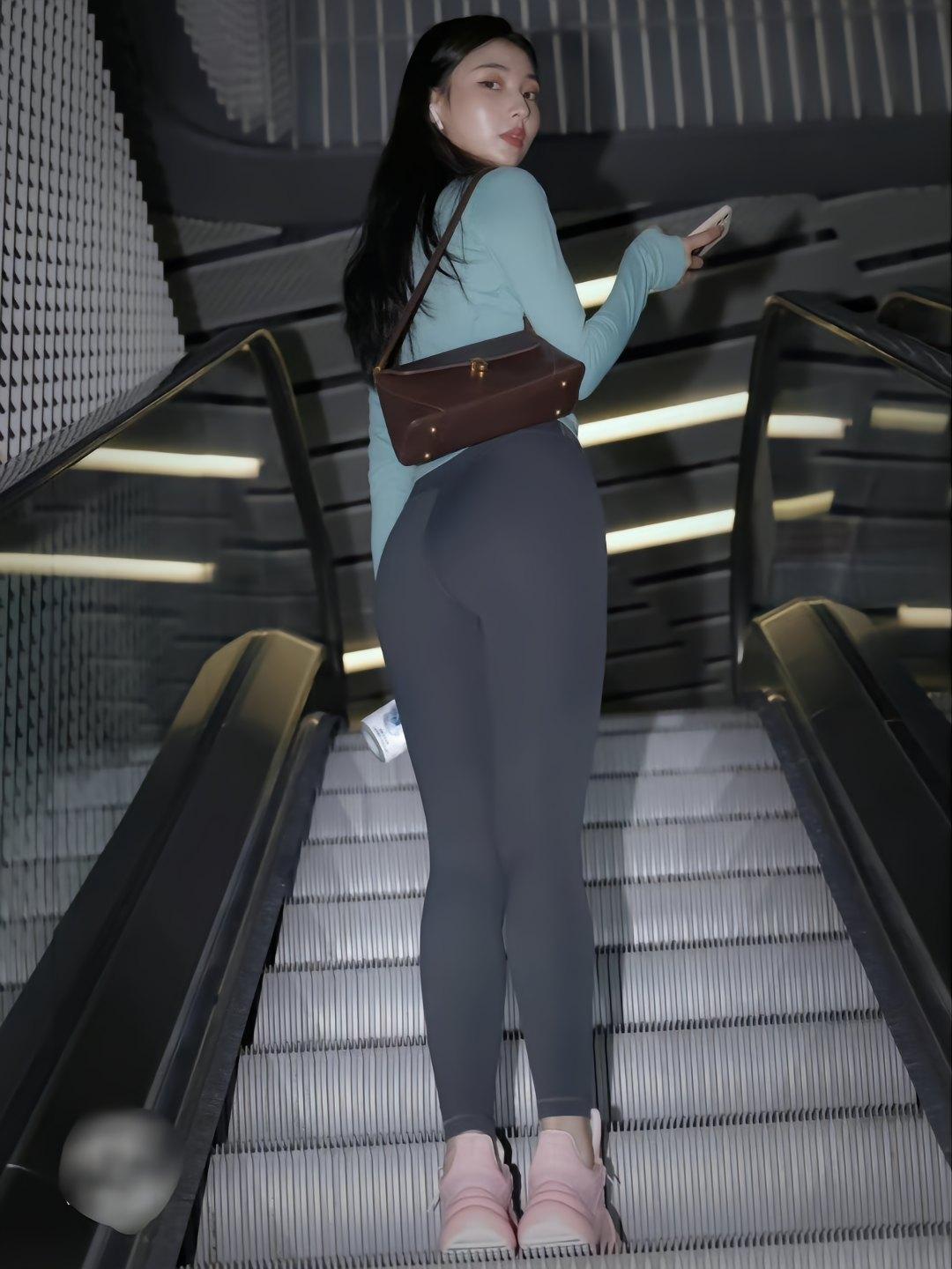 晚上逛商场的瑜伽裤漂亮女孩J2244 225P2V-15.1GB-七七街拍