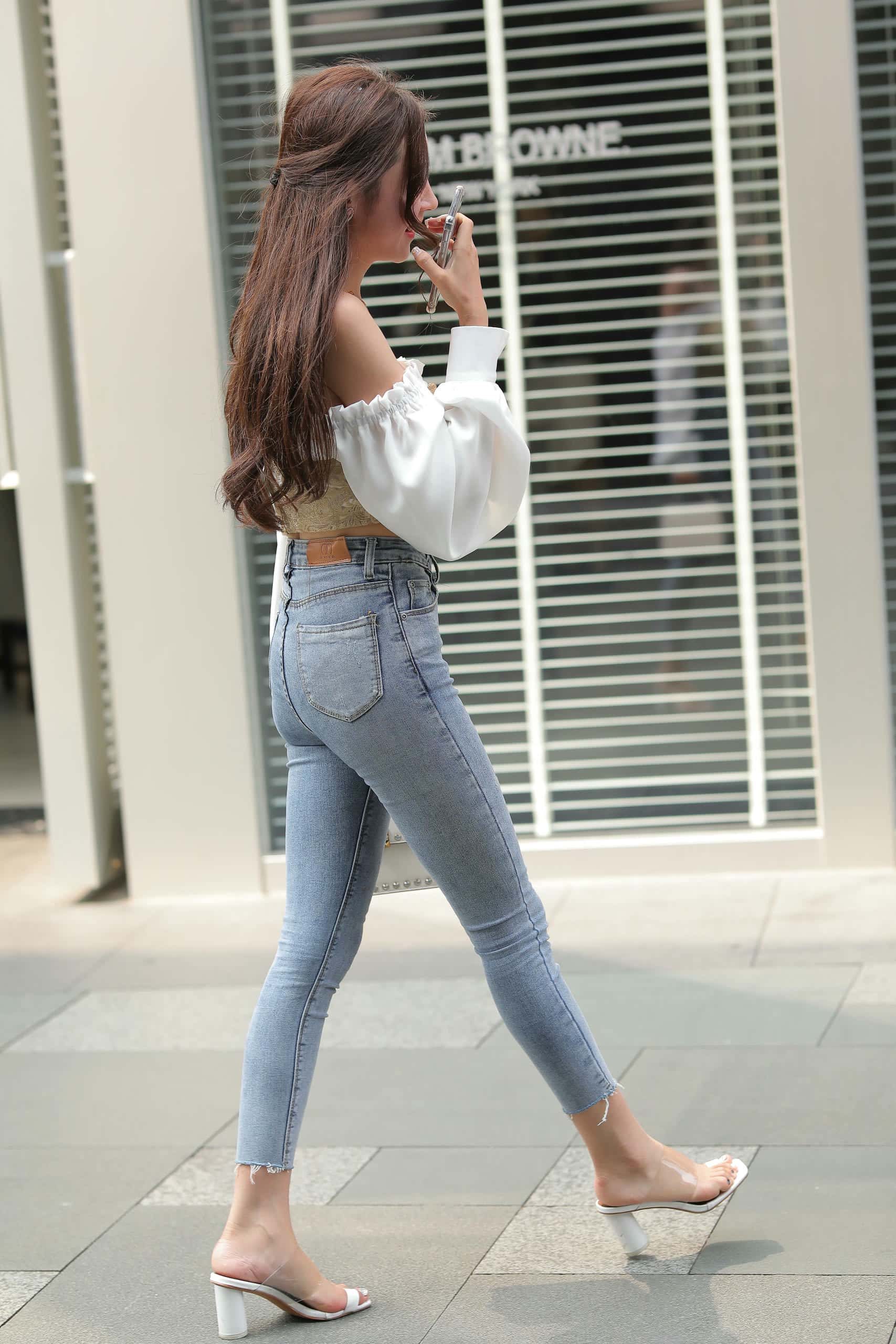 正在逛街的甜美牛仔裤姑娘【114P】000038-七七街拍