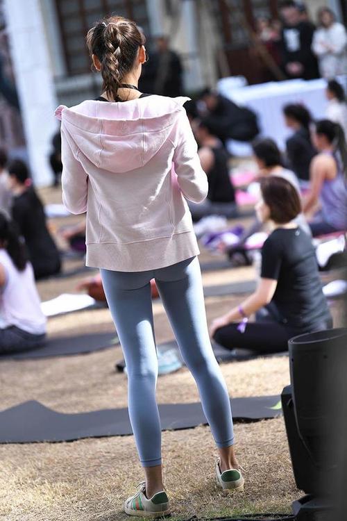 图片[2]-在广场看热闹的瑜伽裤女人-七七街拍