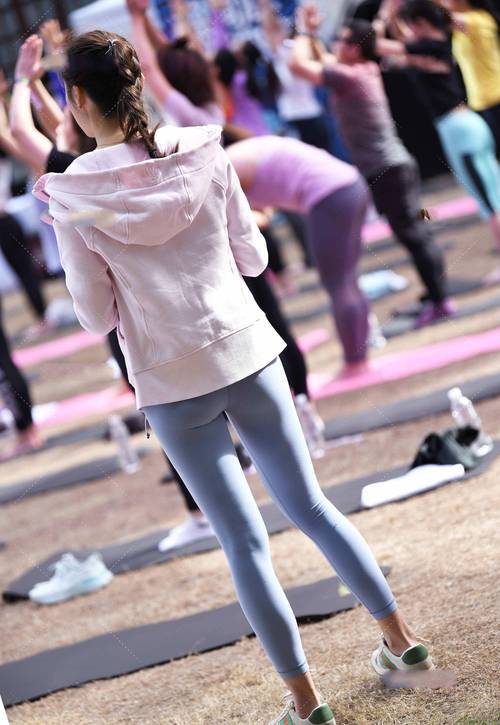 在广场看热闹的瑜伽裤女人-七七街拍