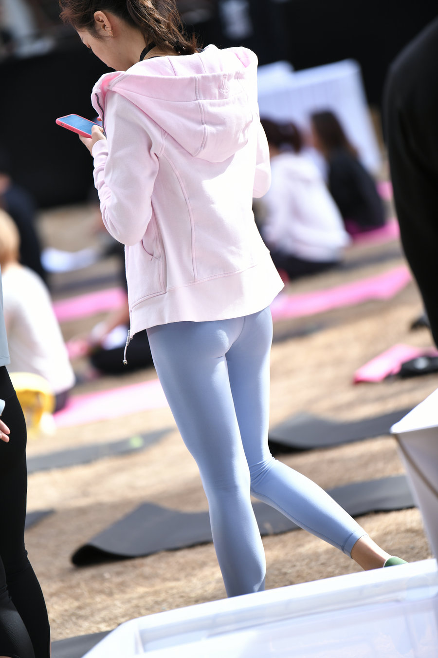 图片[3]-在广场看热闹的瑜伽裤女人-七七街拍