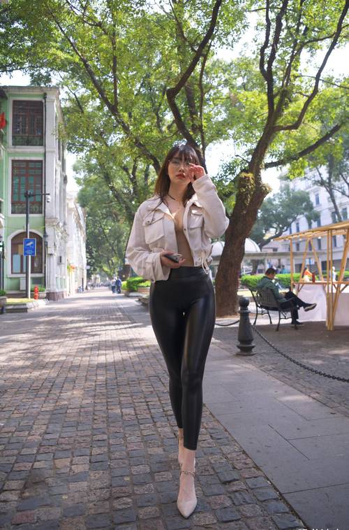 图片[2]-戴眼镜的皮裤女孩 J1473 1046P2V-35.5GB-七七街拍