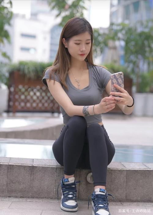 有小虎牙非常甜美的瑜伽裤女孩-七七街拍