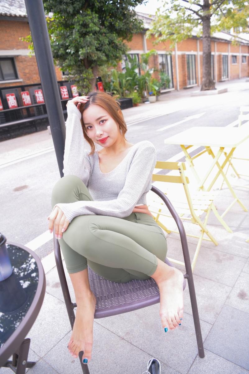 图片[3]-非常可爱的瑜伽裤女孩坐在凳子上 J1520 998P1V-26.5GB-七七街拍