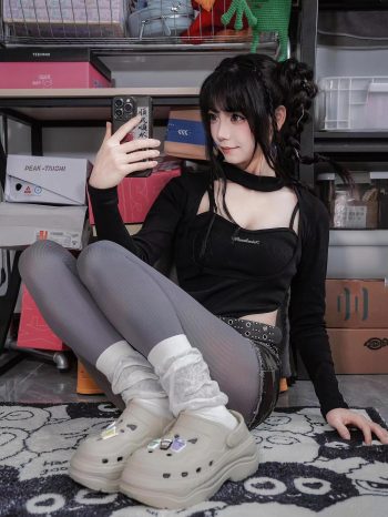 图片[8]-牛仔热裤+灰丝姑娘玩自拍-七七街拍