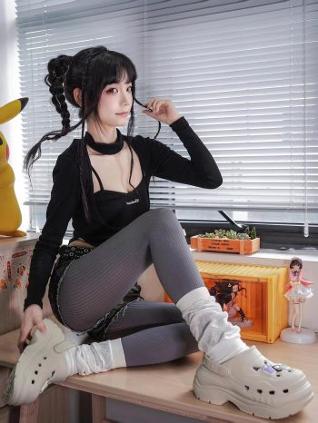 图片[9]-牛仔热裤+灰丝姑娘玩自拍-七七街拍