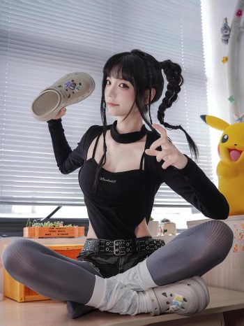 图片[10]-牛仔热裤+灰丝姑娘玩自拍-七七街拍