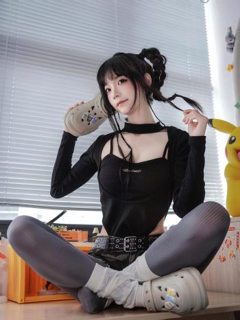 图片[5]-牛仔热裤+灰丝姑娘玩自拍-七七街拍