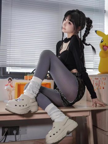 牛仔热裤+灰丝姑娘玩自拍-七七街拍