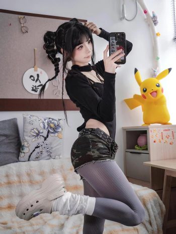 牛仔热裤+灰丝姑娘玩自拍-七七街拍