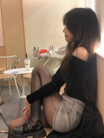 图片[6]-牛仔短裤+黑丝，太好看了吧-七七街拍