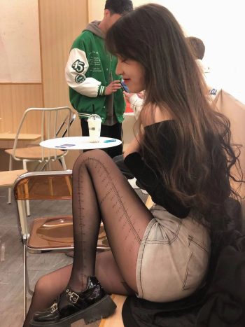 牛仔短裤+黑丝，太好看了吧-七七街拍