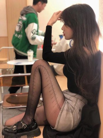 牛仔短裤+黑丝，太好看了吧-七七街拍