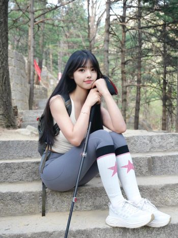 爱爬山的瑜伽裤MM，太甜美了！~-七七街拍