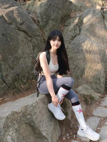 图片[7]-爱爬山的瑜伽裤MM，太甜美了！~-七七街拍