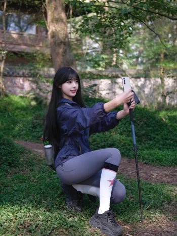 爱爬山的瑜伽裤MM，太甜美了！~-七七街拍