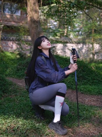 爱爬山的瑜伽裤MM，太甜美了！~-七七街拍