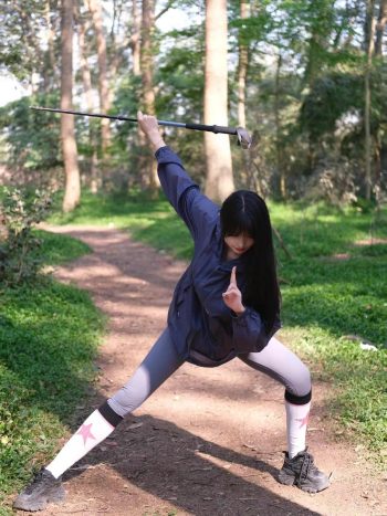 爱爬山的瑜伽裤MM，太甜美了！~-七七街拍