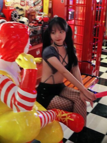 网格丝袜的清纯双马尾小姑娘-七七街拍