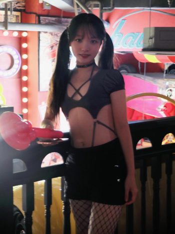 网格丝袜的清纯双马尾小姑娘-七七街拍