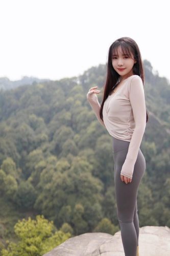 穿瑜伽裤爬山的长发少女-七七街拍