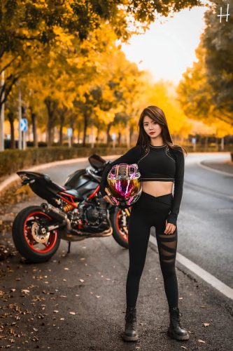 骑摩托车的瑜伽裤美女身材太好了！-七七街拍