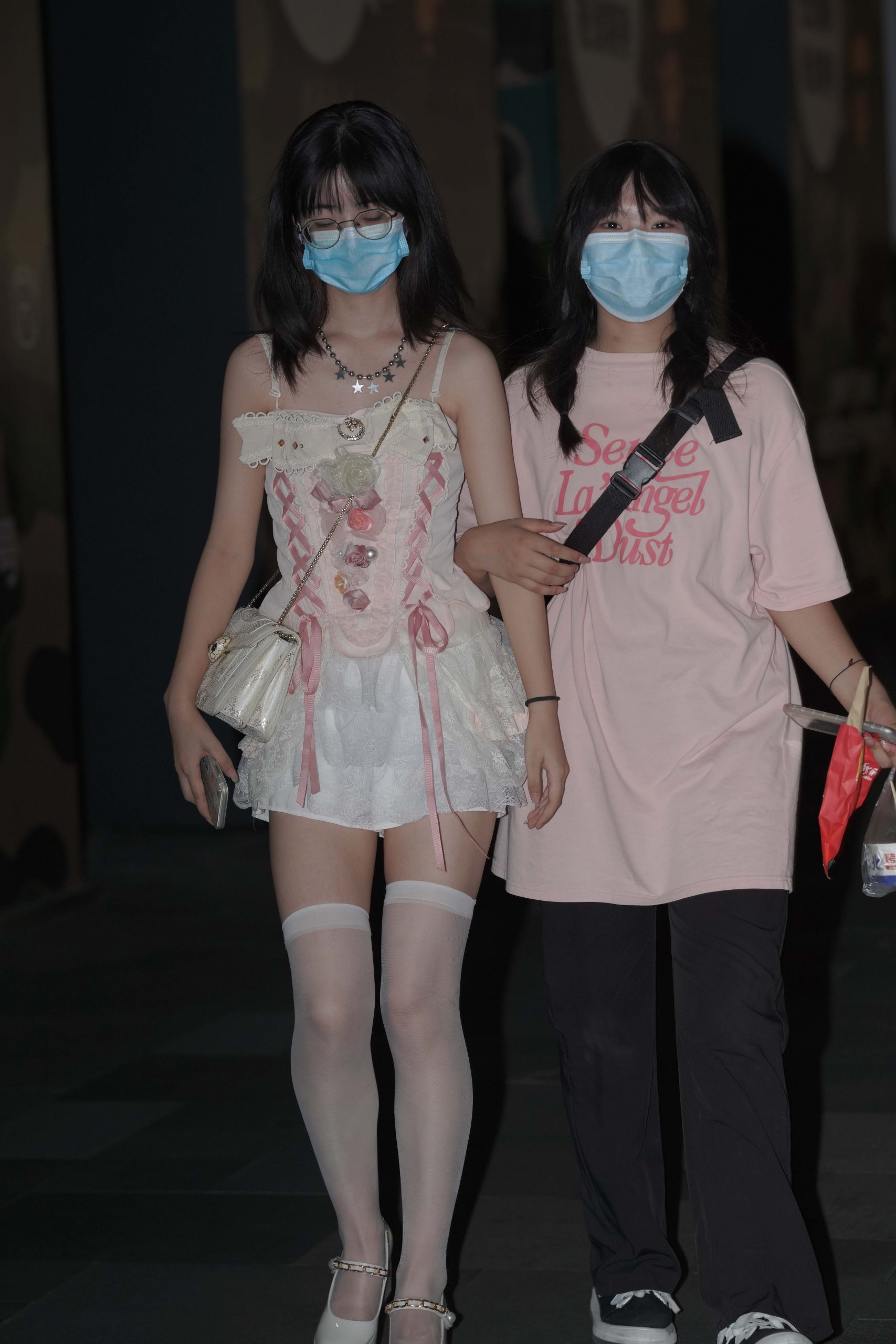 正在逛街的粉色连衣裙妹子【76P】YA6443-七七街拍