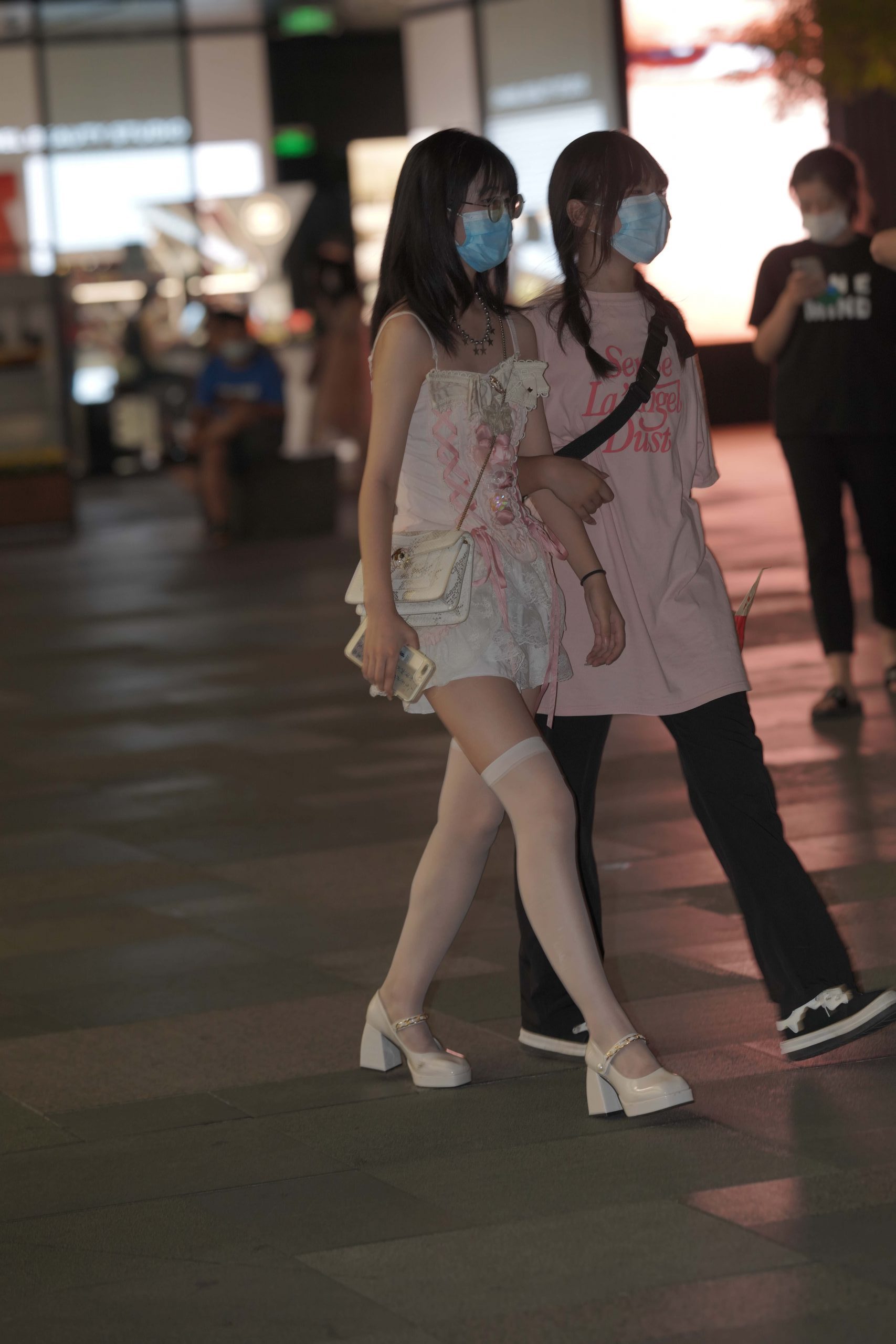 正在逛街的粉色连衣裙妹子【76P】YA6443-七七街拍