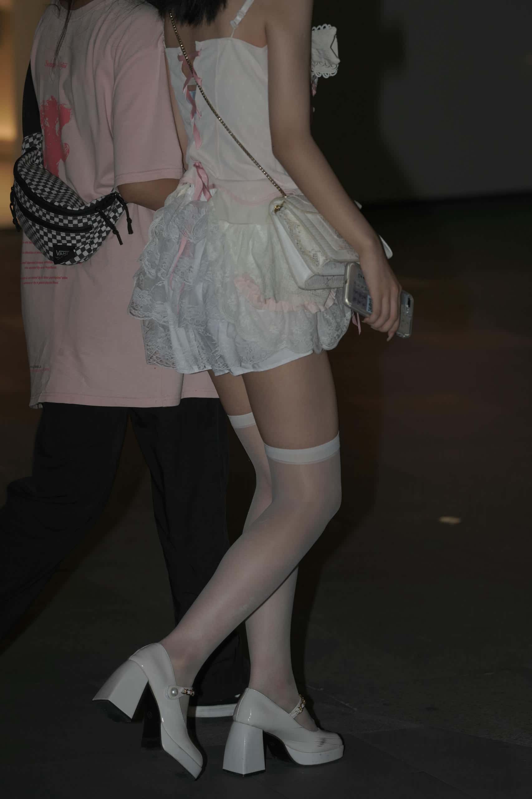 正在逛街的粉色连衣裙妹子【76P】YA6443-七七街拍