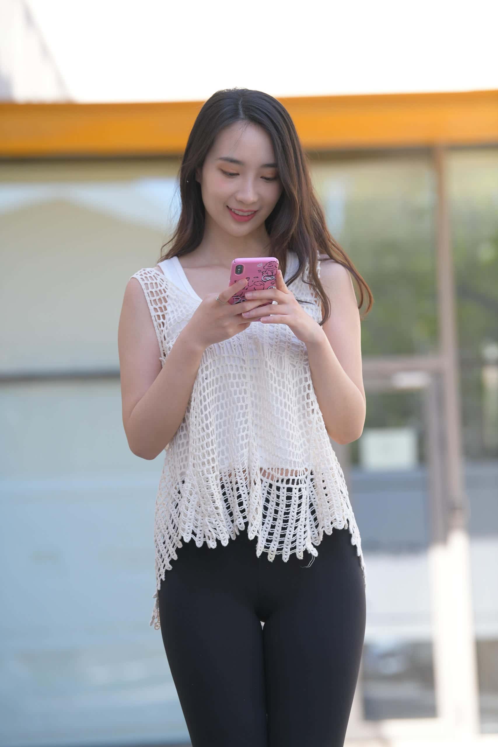 阳光下玩自拍的瑜伽裤姑娘【656P】J3341-七七街拍