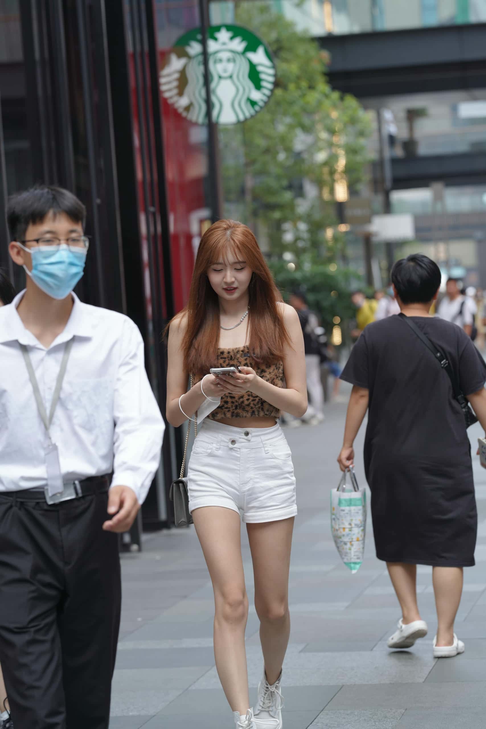 图片[2]-豹纹热裤妹子笑得好开心【184P】C6477-七七街拍