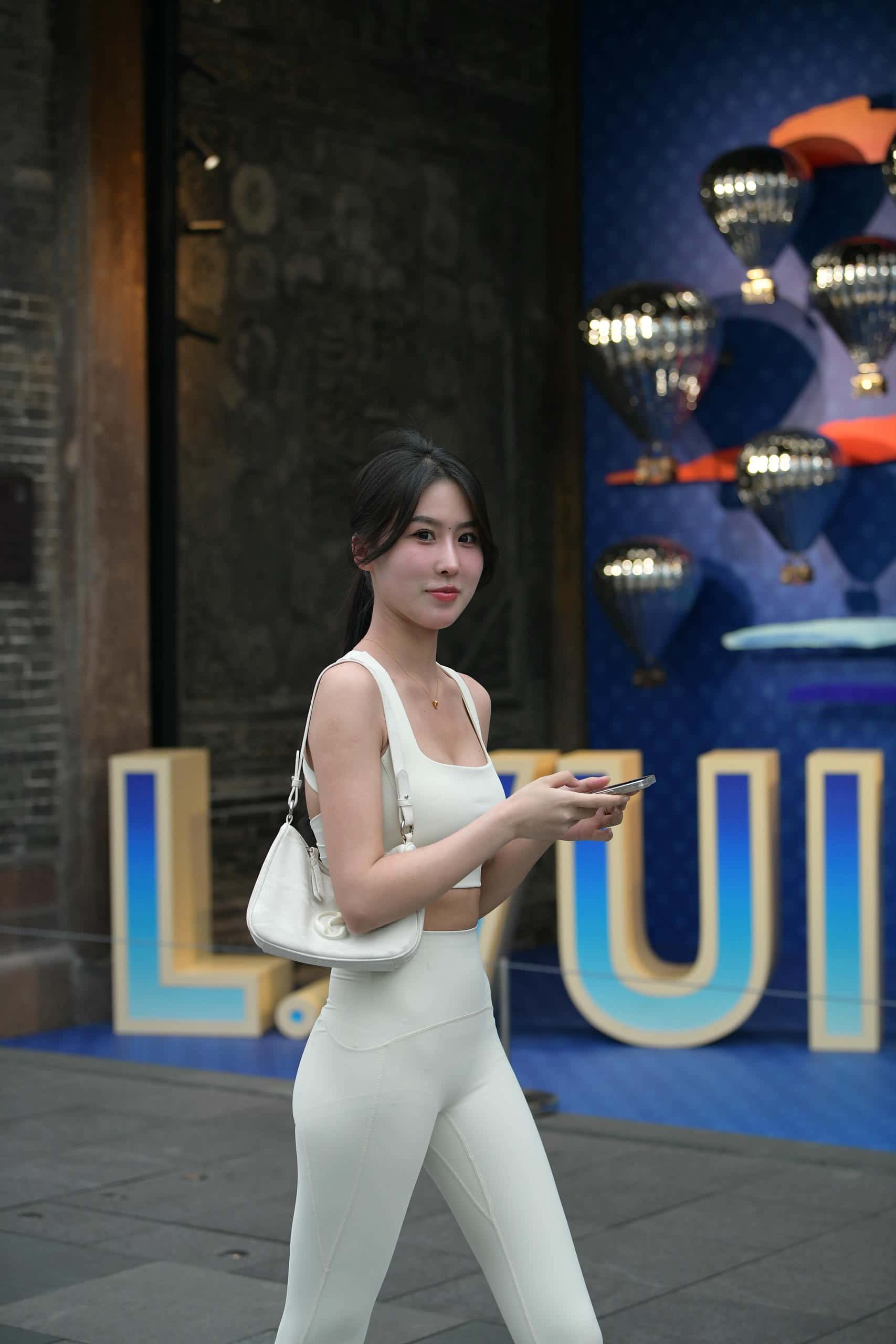 白色瑜伽裤女孩【212P】J8076-七七街拍