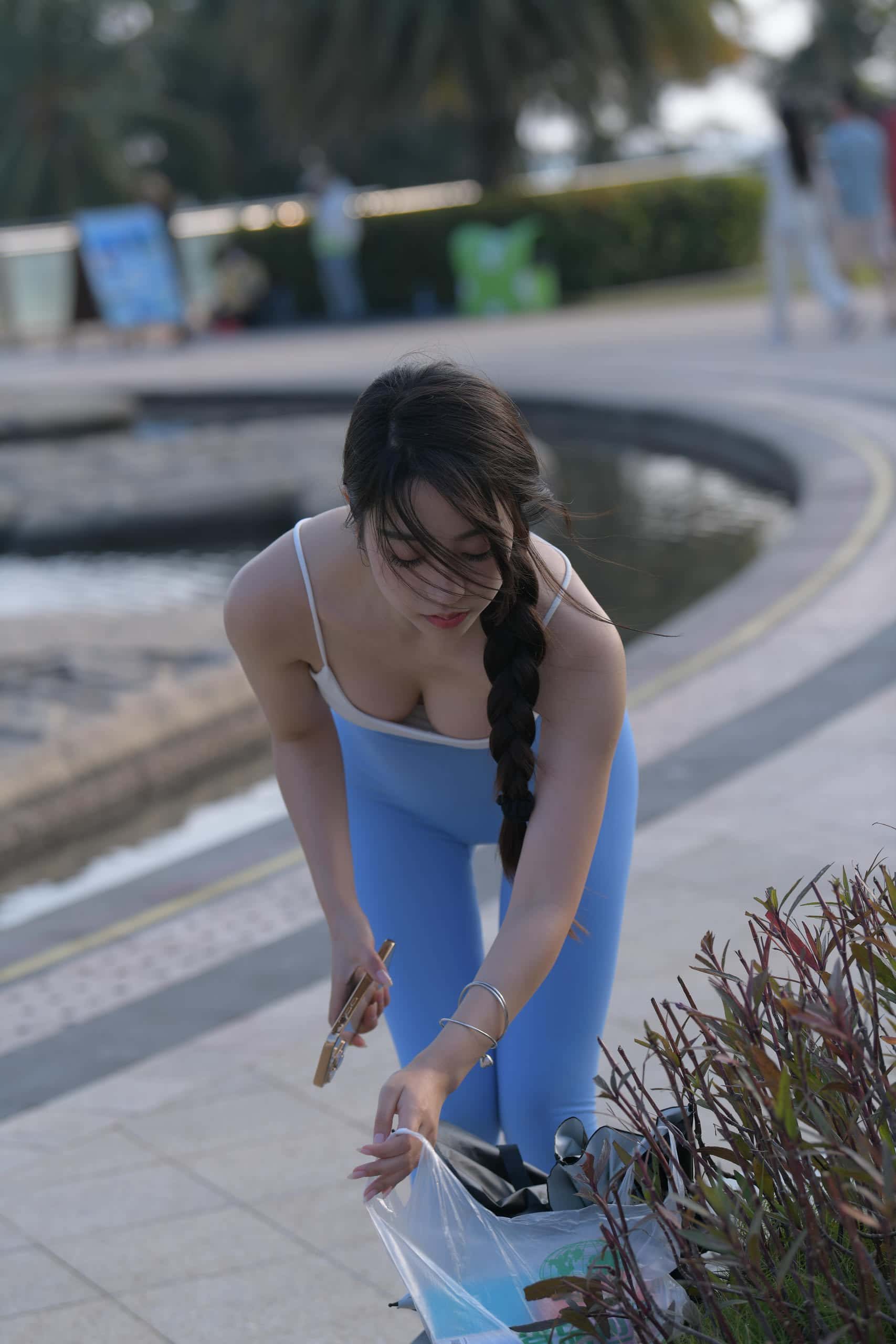 出门游玩的蓝色瑜伽裤妹子【591P】J6087-七七街拍