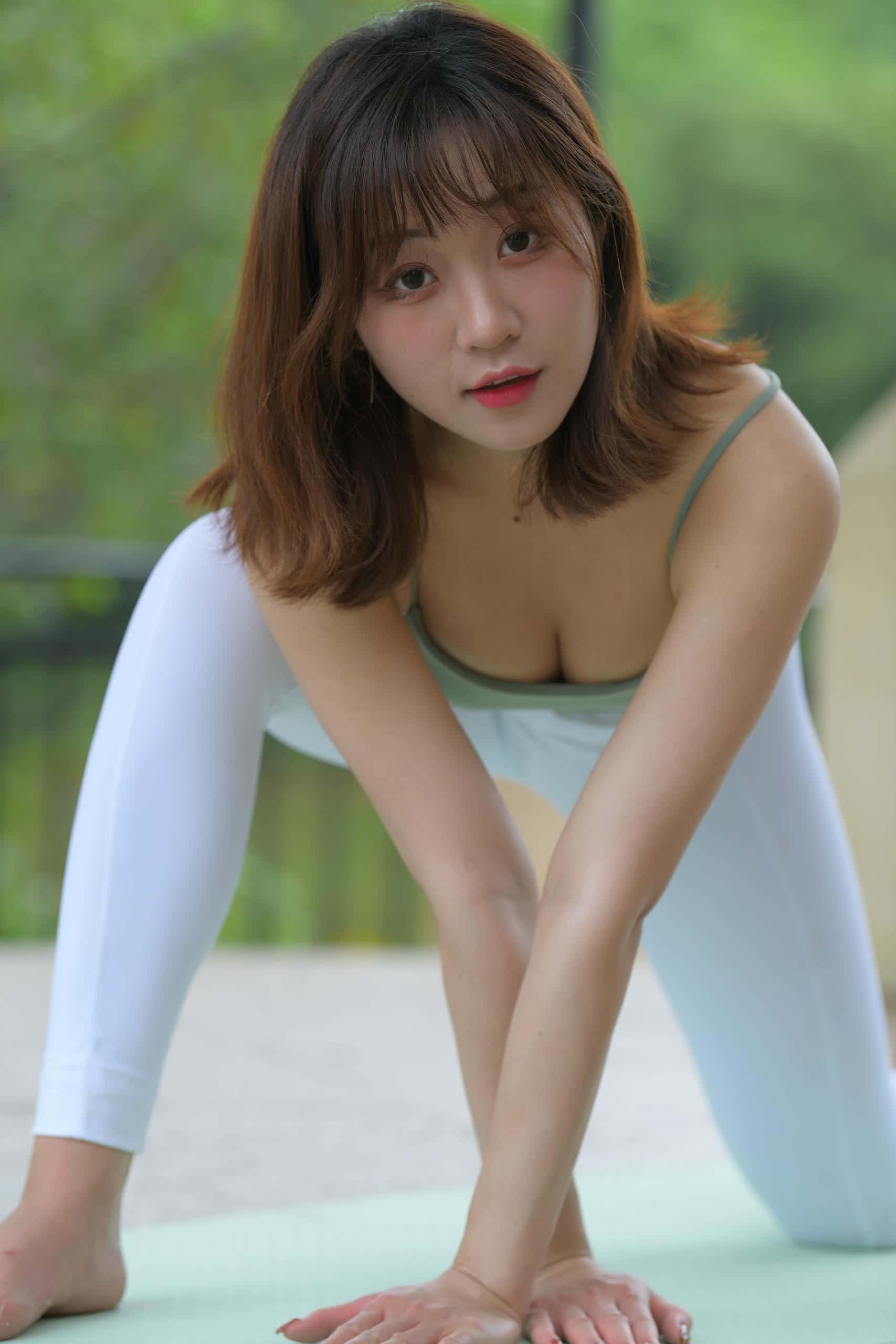 阳光明媚的下午，她迟到了【743P】J1675-七七街拍