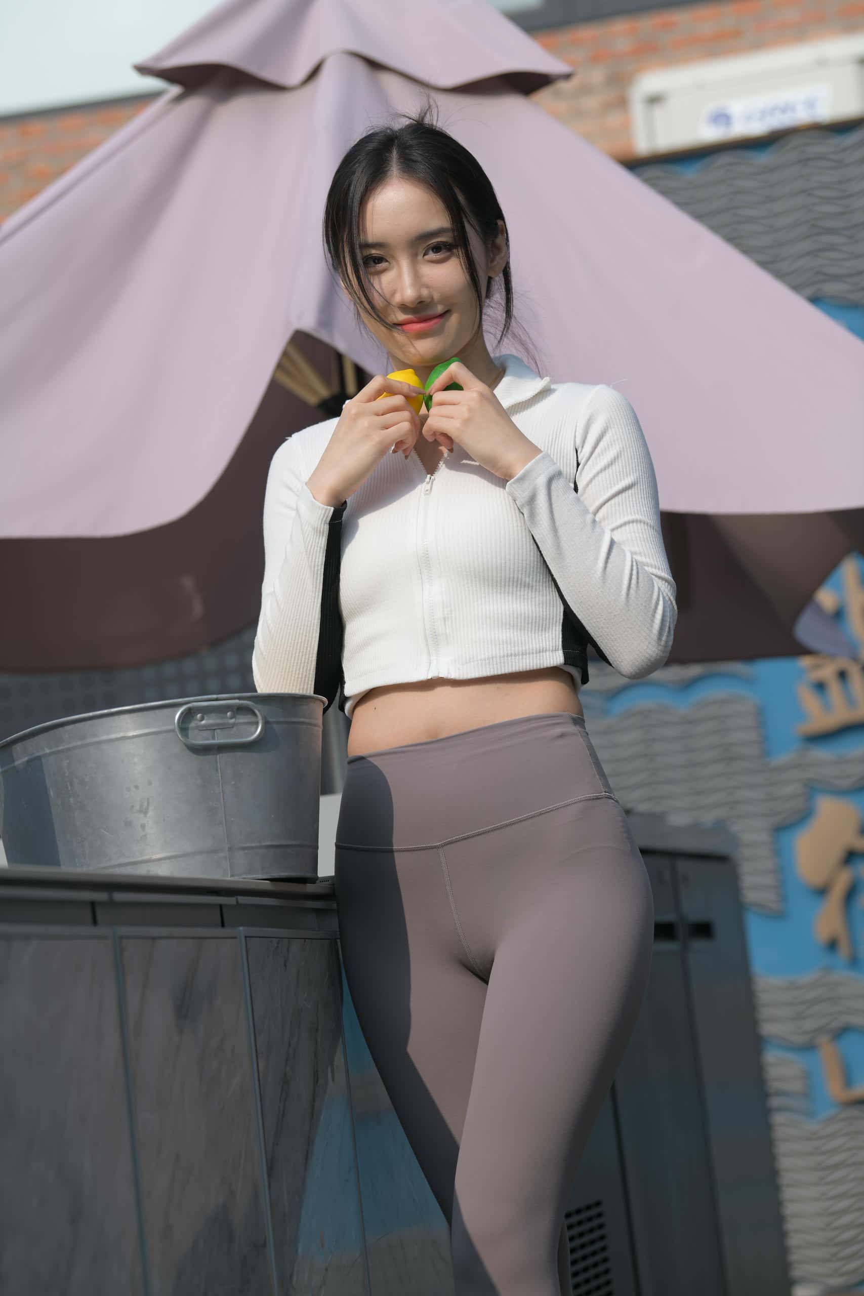 又飒又美的紫色瑜伽裤姑娘【701P】J8165-七七街拍