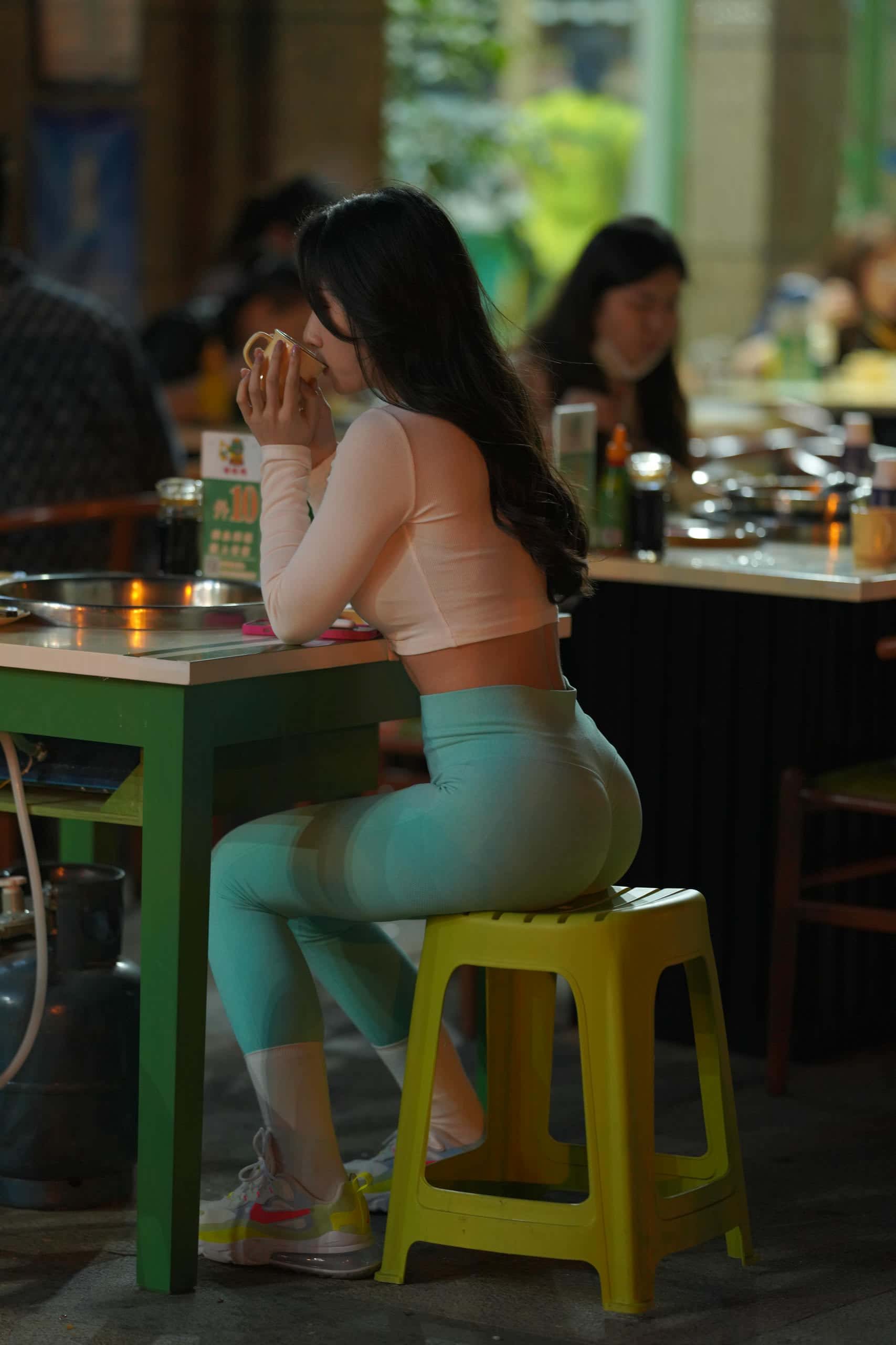 偶遇吃夜宵的清纯妹子【505P】J5464-七七街拍