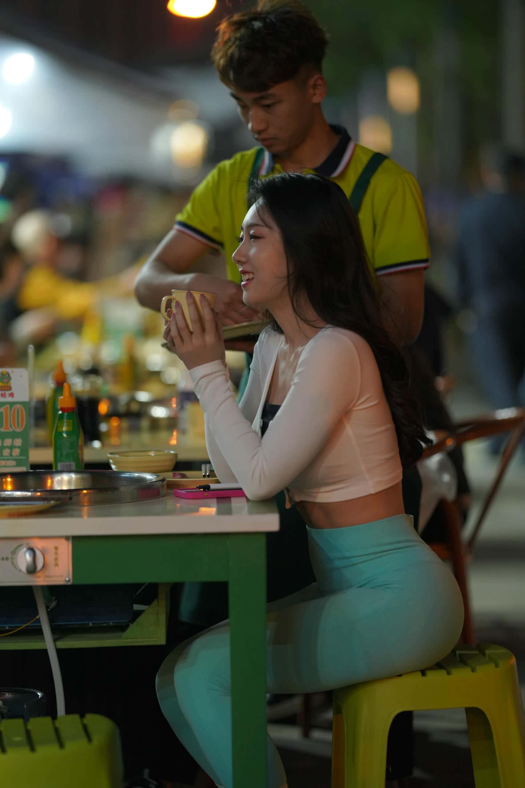 偶遇吃夜宵的清纯妹子【505P】J5464-七七街拍