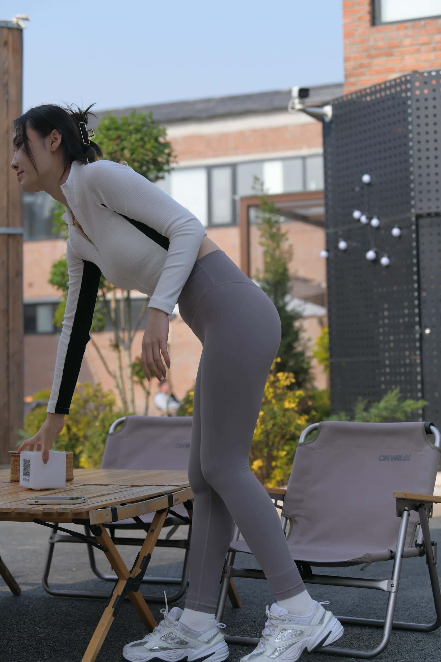 又飒又美的紫色瑜伽裤姑娘【701P】J8165-七七街拍