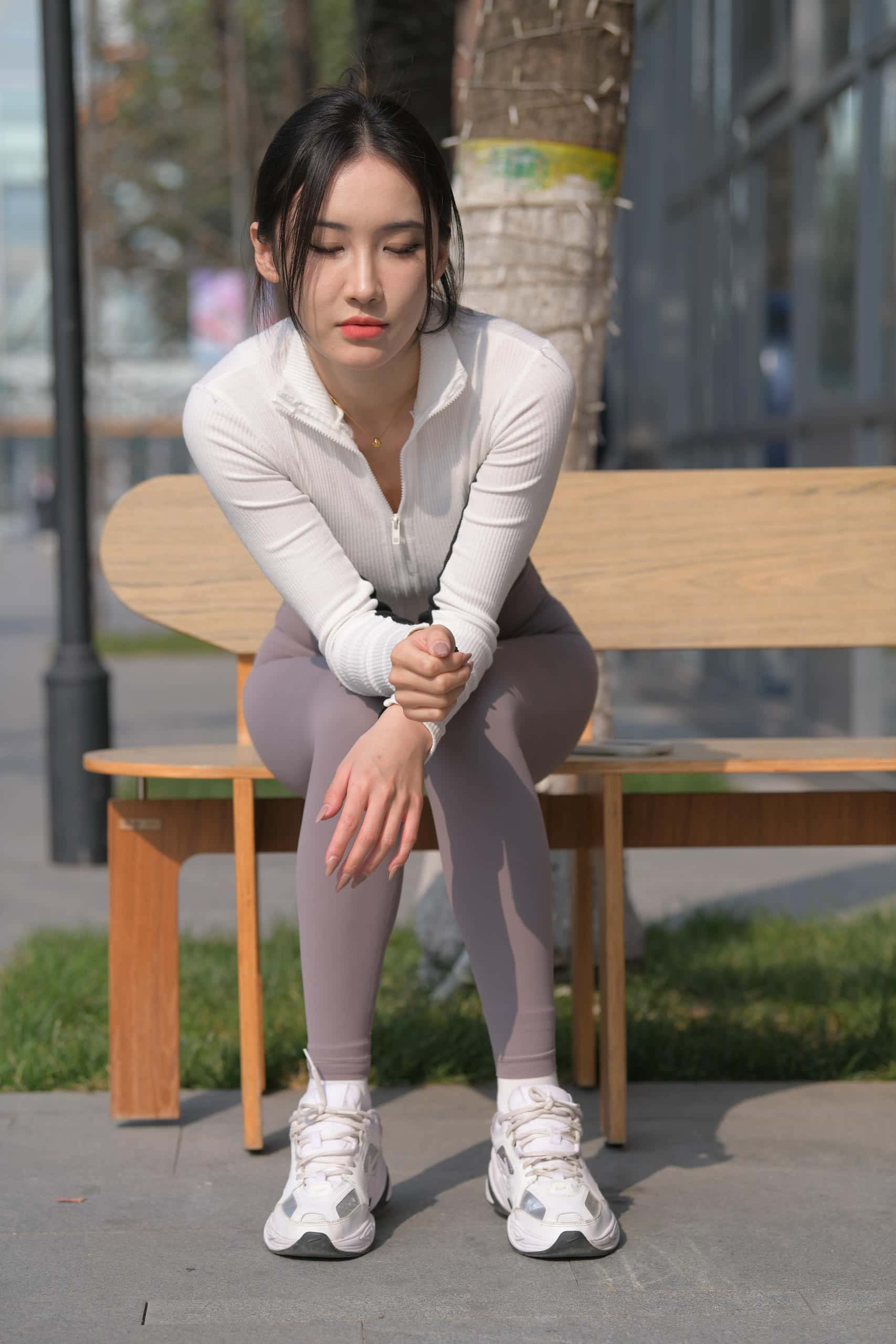 又飒又美的紫色瑜伽裤姑娘【701P】J8165-七七街拍