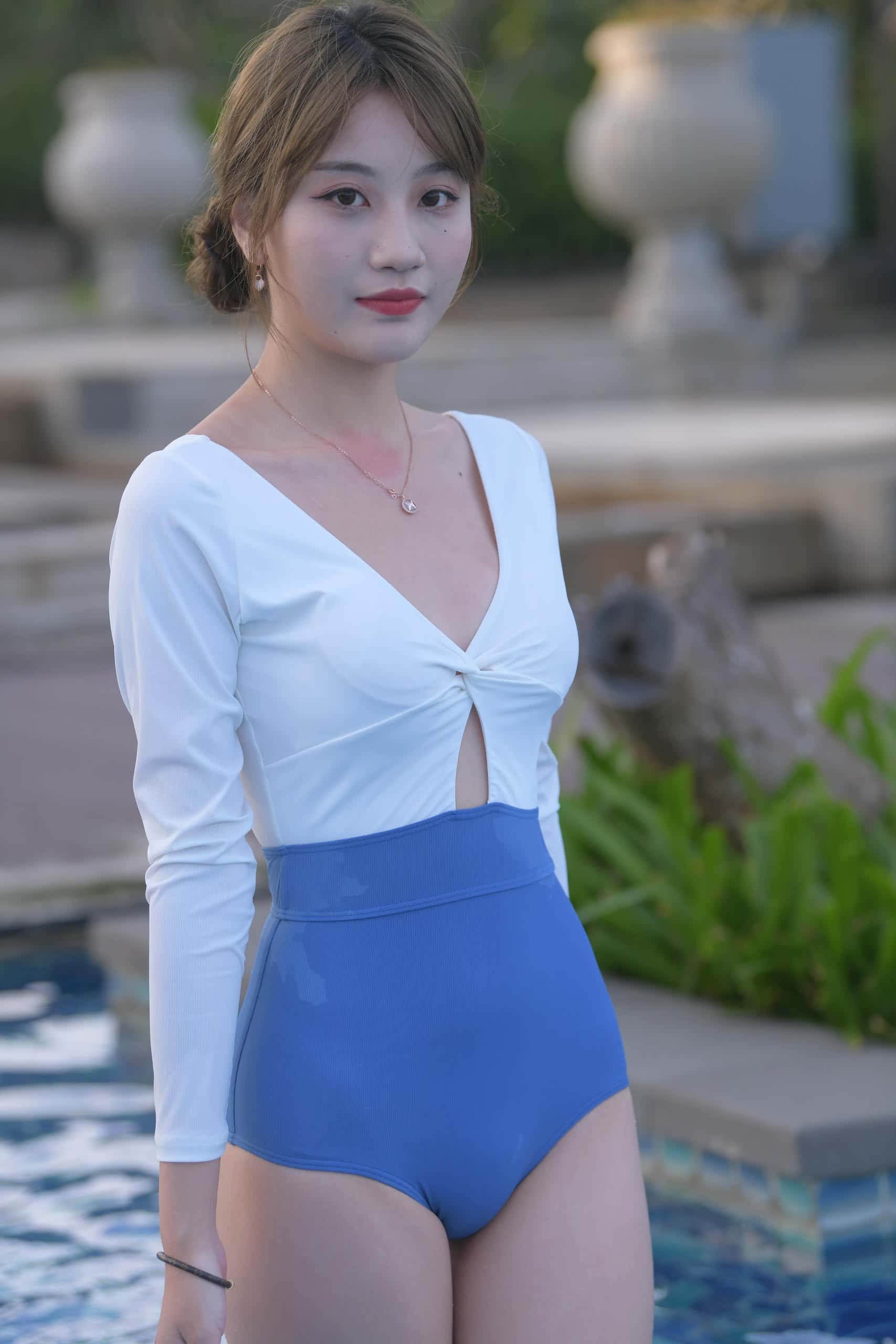 公园泳池玩水的丸子头小姐姐【512P】J4728-七七街拍