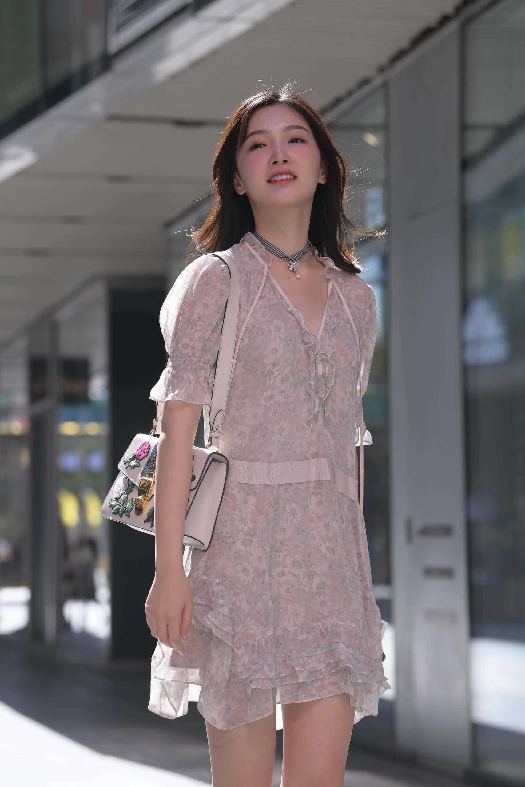 笑容甜美的连衣裙姑娘【24P】J1814-七七街拍