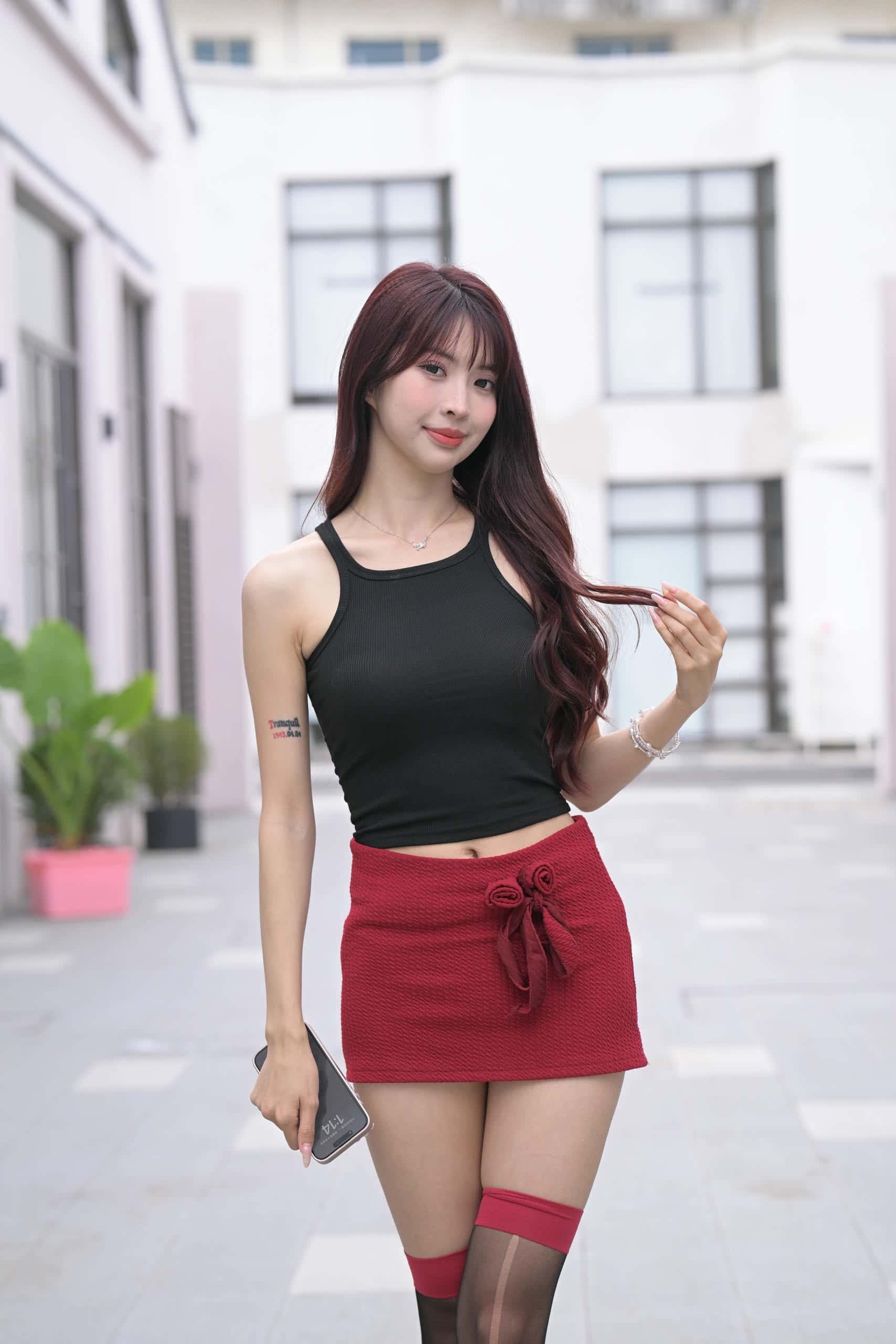 穿红色短裙黑丝的软甜少女【870P】J8145-七七街拍