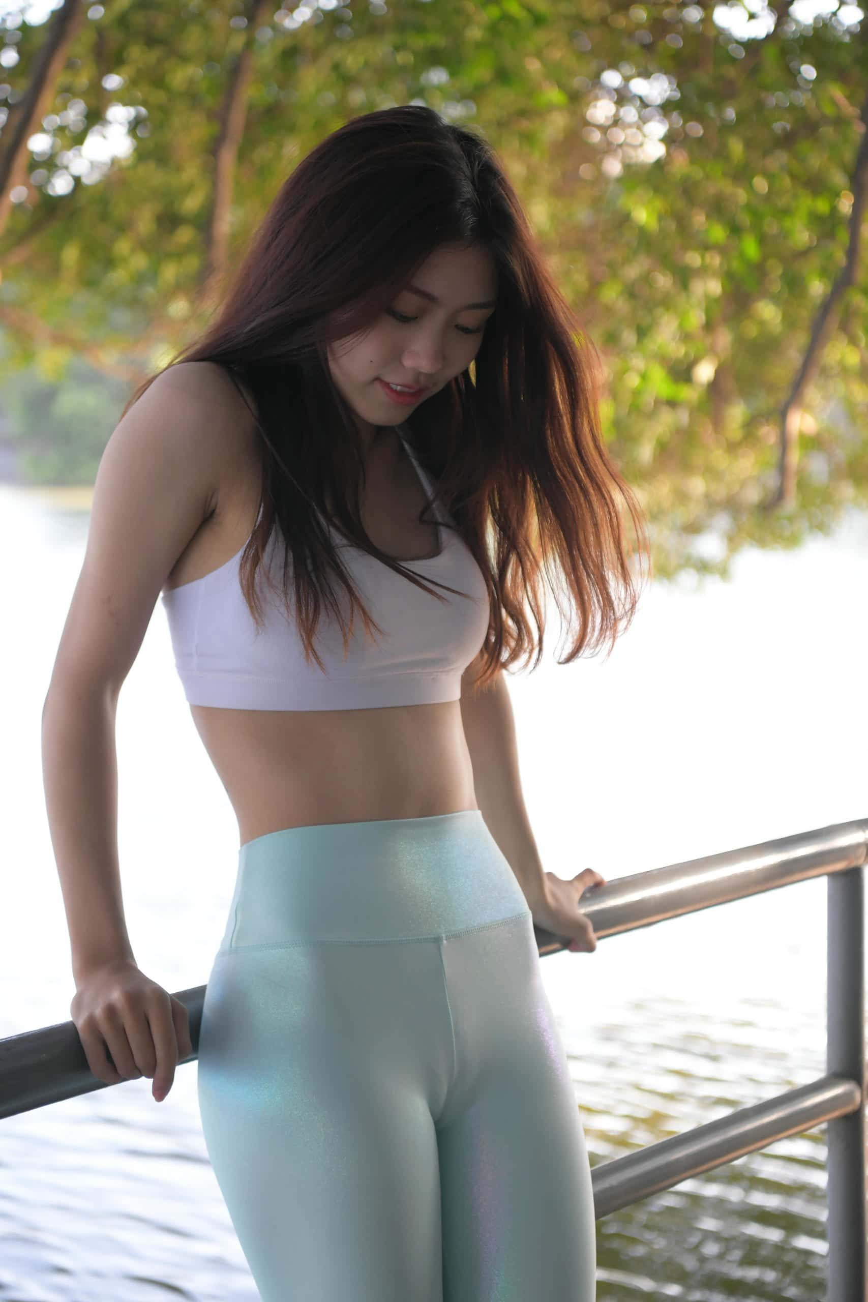 户外玩耍的瑜伽裤小姐姐【467P】J1419-七七街拍