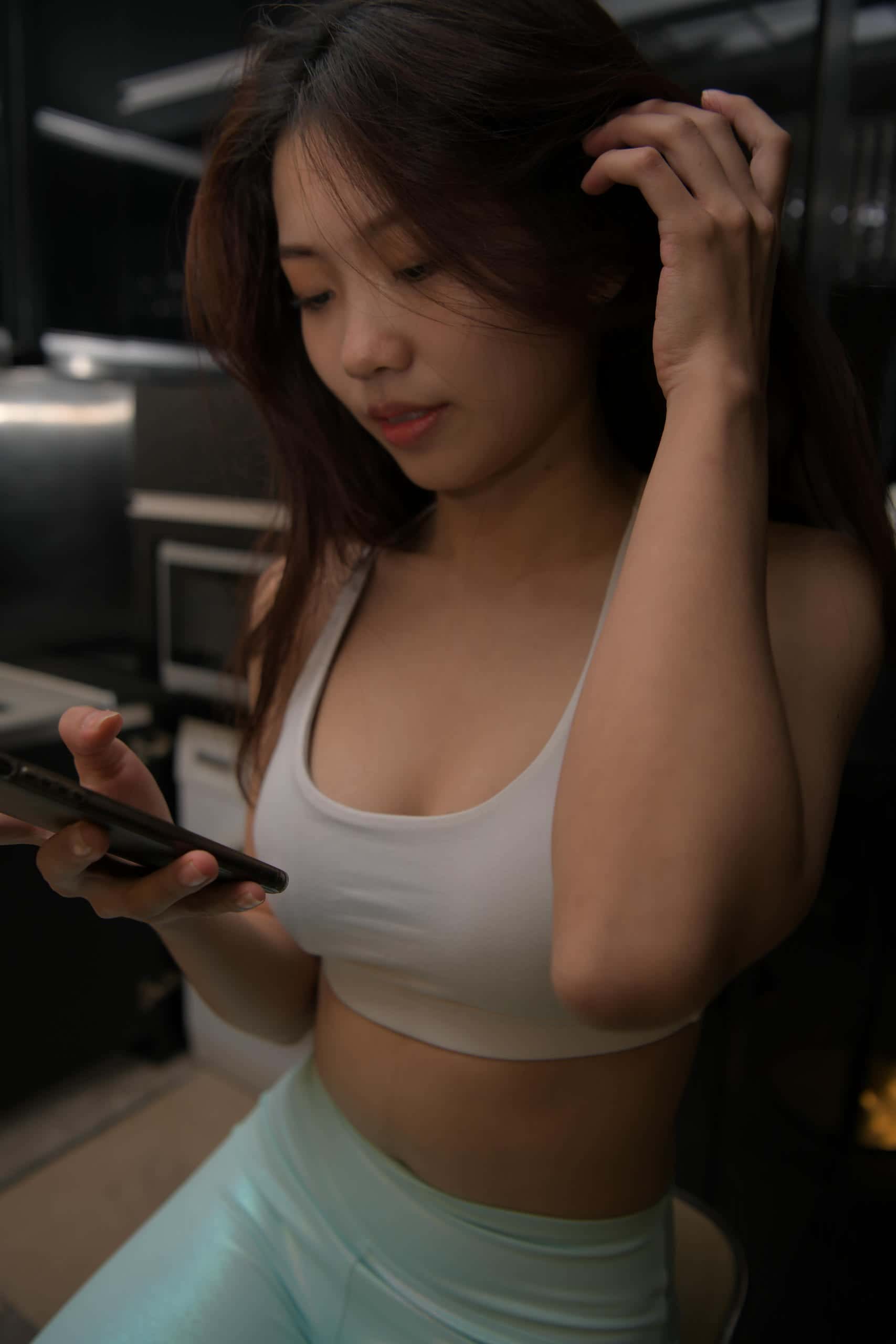 户外玩耍的瑜伽裤小姐姐【467P】J1419-七七街拍