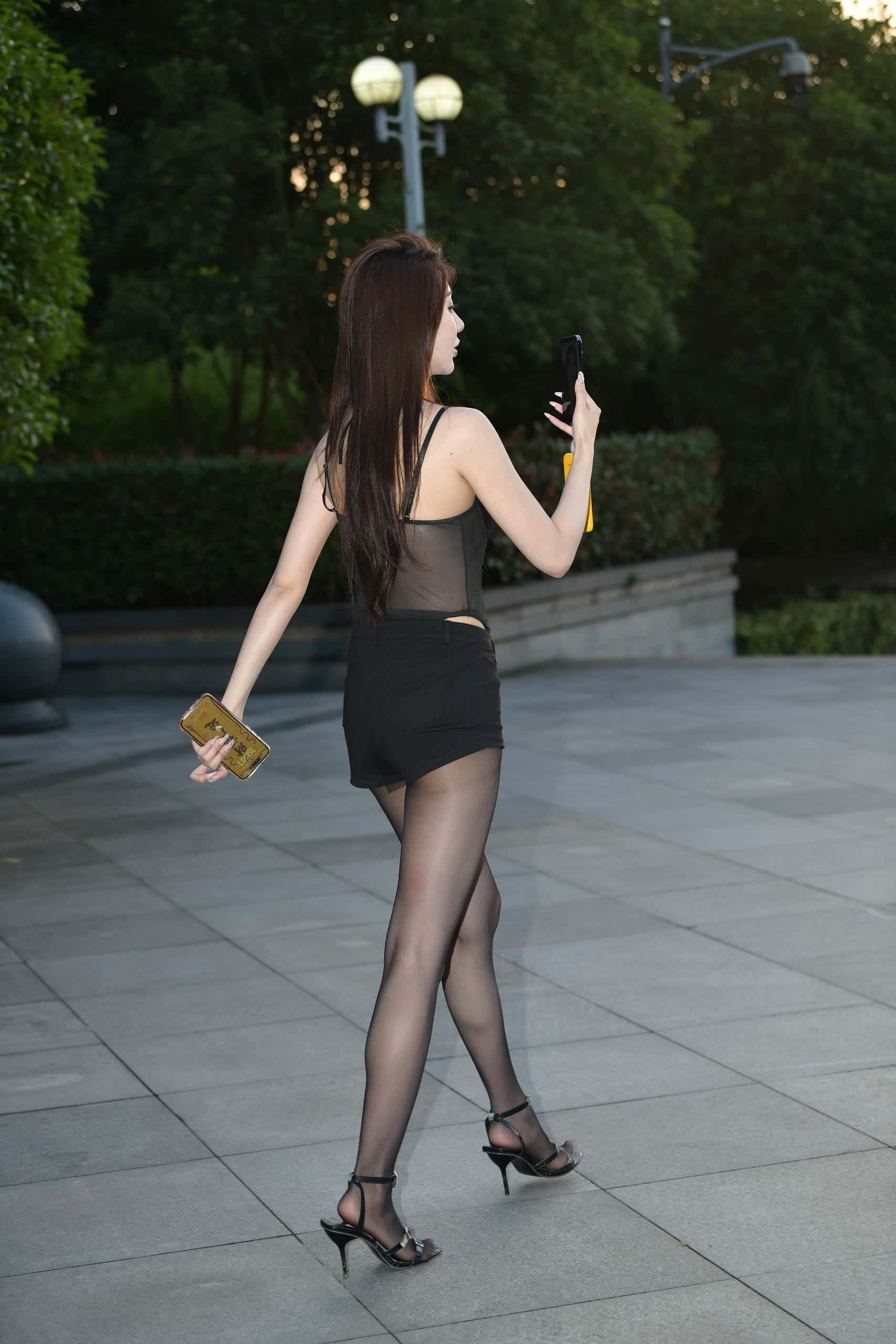 黑丝热裤透色上衣女孩【73P】J7833-七七街拍