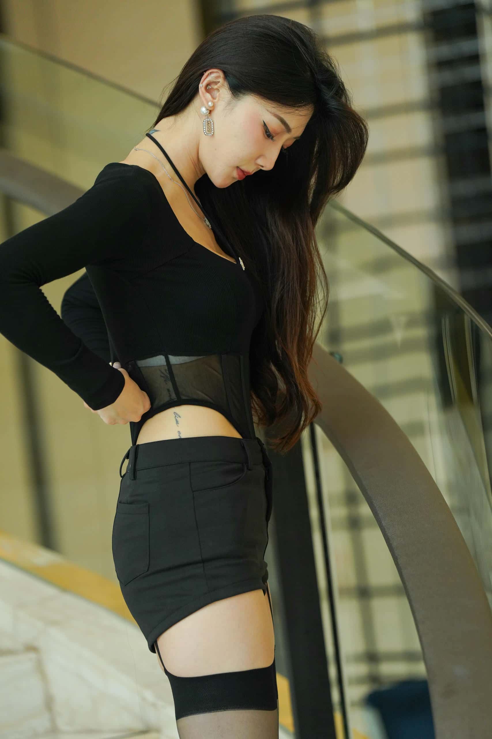 黑色纯欲系小姐姐【84P】J8063-七七街拍