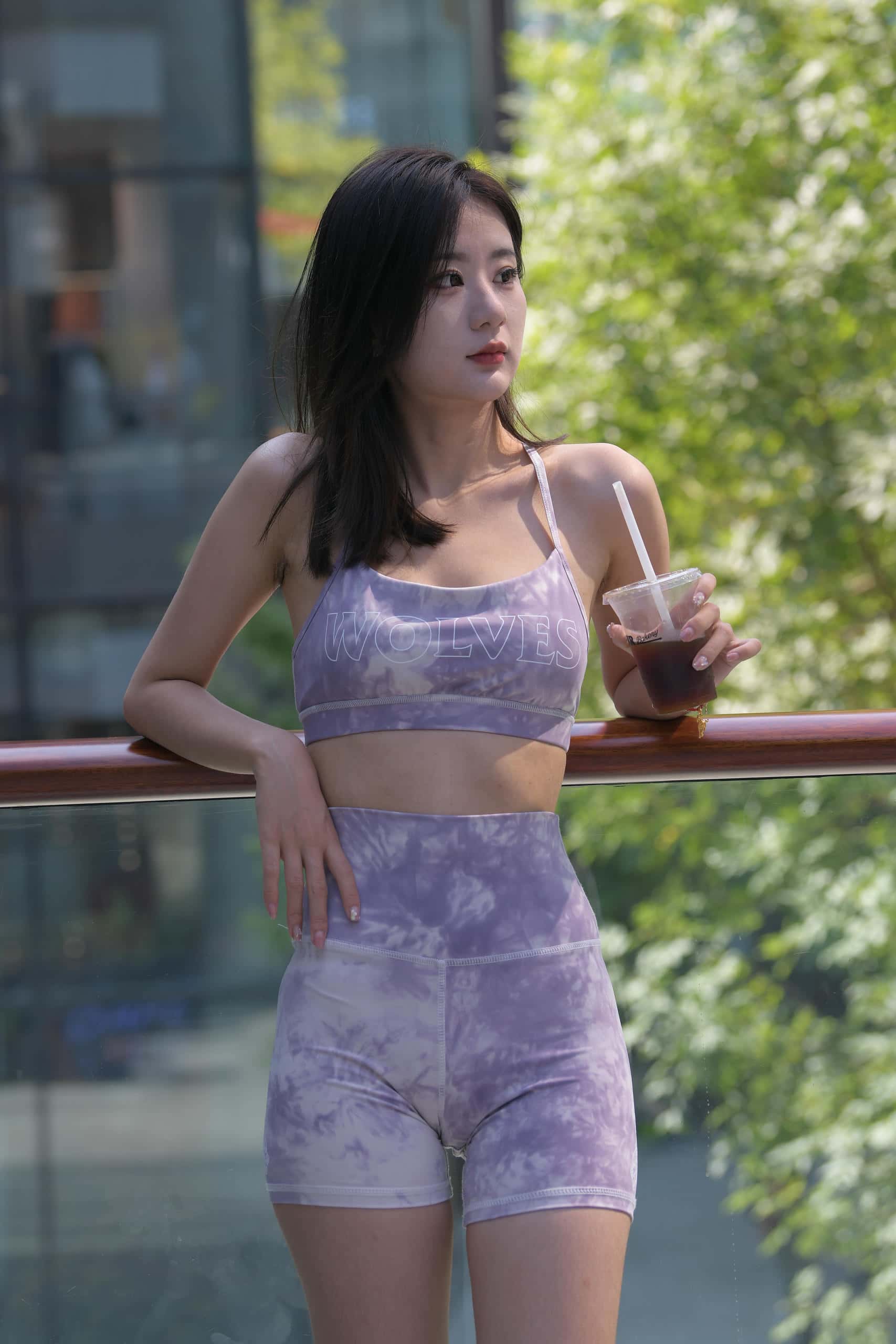 紫粉扎染紧身短裤美眉 【648P】J8295-七七街拍