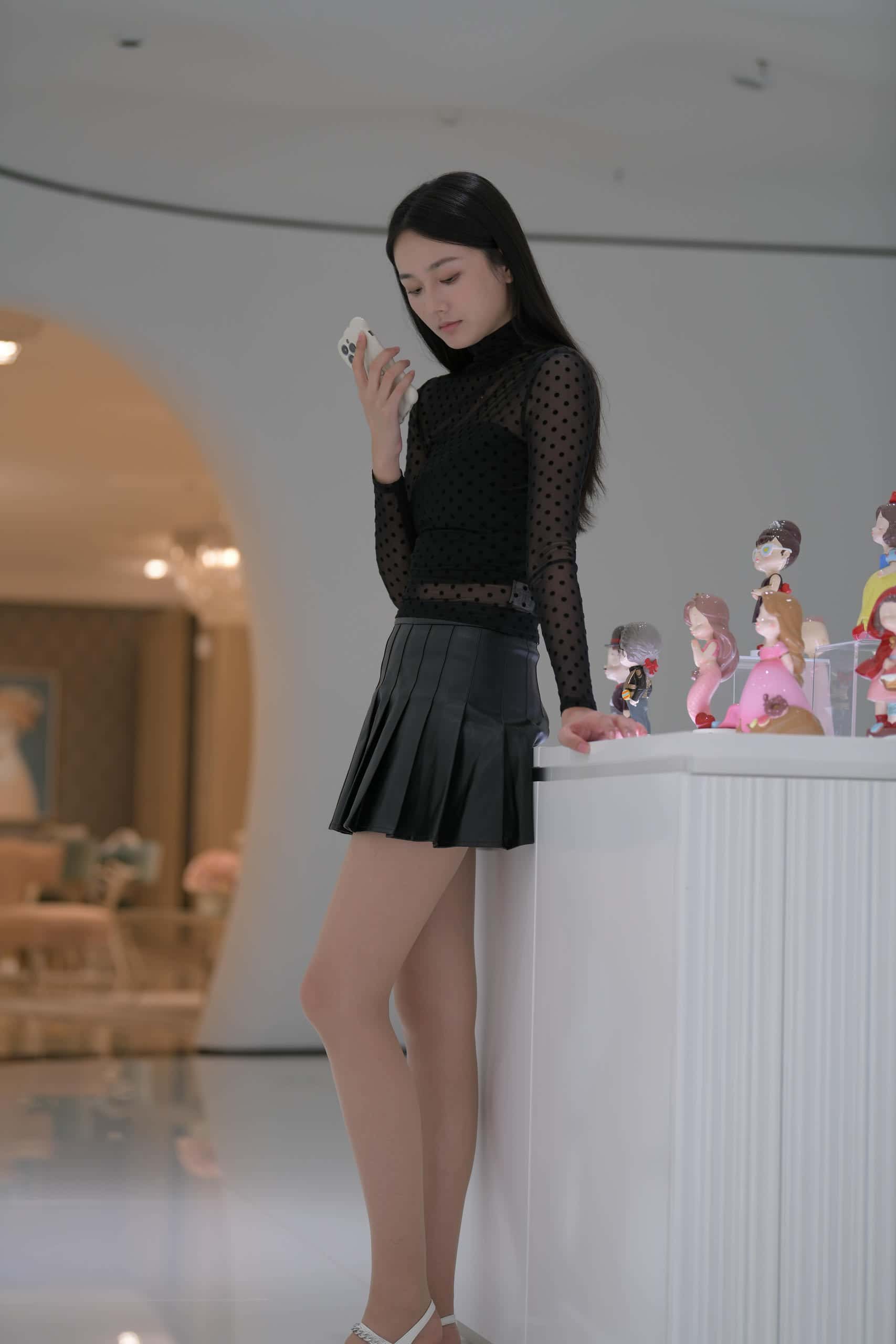 准备参加朋友宴会的黑裙小姐姐【452P】J3401-七七街拍