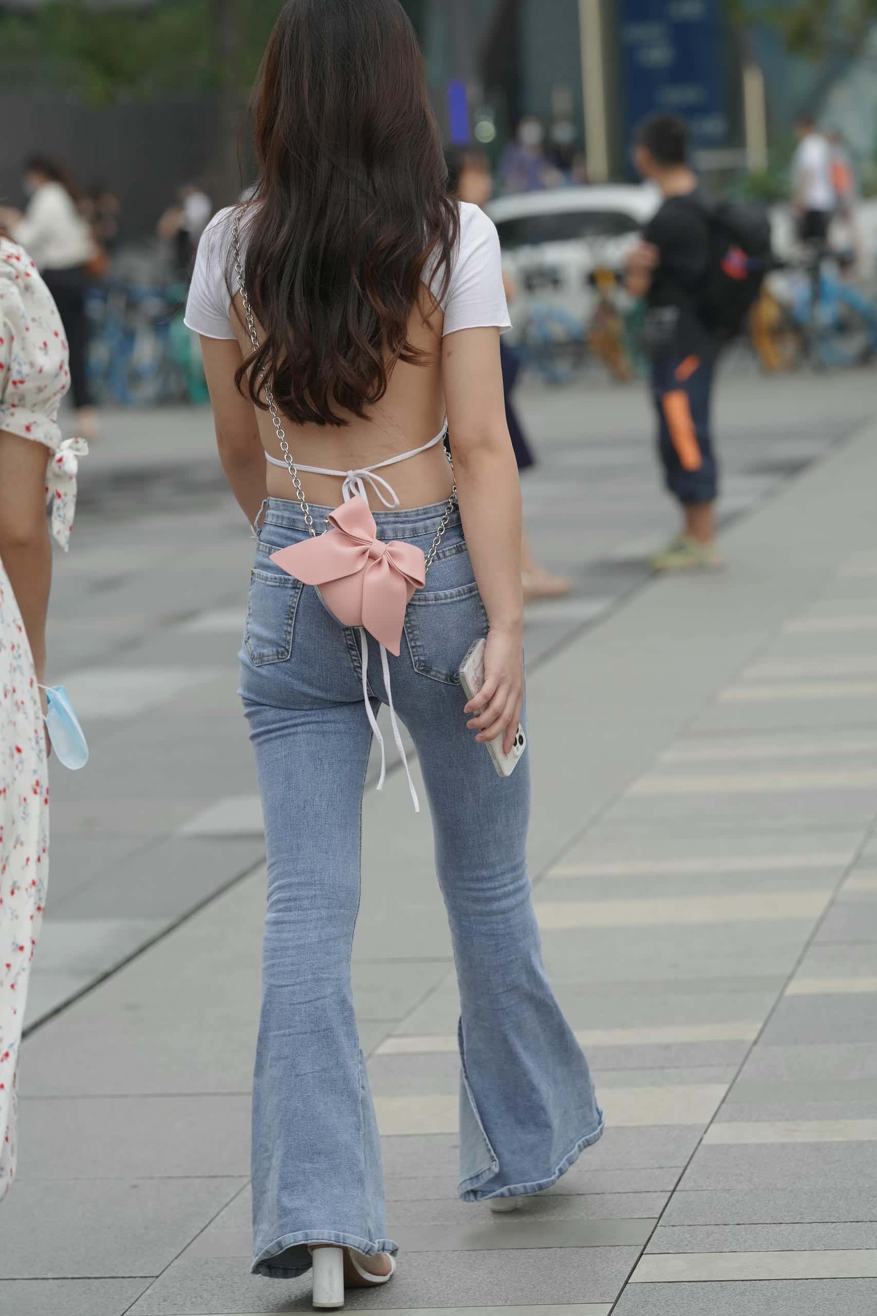 爱笑的蓝色紧身牛仔裤妹子【137P】P0220-七七街拍